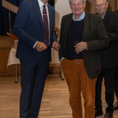 Bürgermeister Winfried Steinmacher (links), mit dunkelblauem Anzug, weißem Hemd und Kravatte, mit Ralf Gorka, Jagdpächter des Reviers Kiedrich-Ost (Mitte), mit hellbrauner Hose und dunklem Sakko und Pullover und und Walter Seufert, Ortsvereinsring  im dunklem Anzug (rechts). Alle tragen eine Brille.