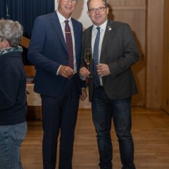 Eltviller Bürgermeister Patrick Kunkel (rechts) und Bürgermeister Winfried Steinmacher (links), beide mit dunkelm Anzug, weißem Hemd, Kravatte und Brille.