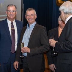 Bürgermeister Winfried Steinmacher (links) und Frank Kilian Landrat a.D. (rechts, beide im dunklen Anzug und hrllrm Hemd.