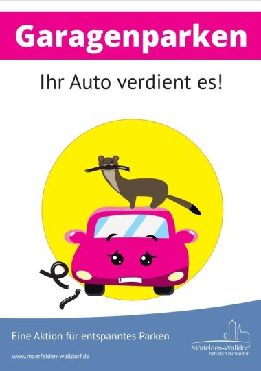 Plakat für Werbung zum Garagenparken- vor einem gelben Kreis ist ein gezeichnetes pinkes Auto mit dem Nummernschild als Mund und schwarze Augen und Augenbrauen, die beängstigt schauen. Auf dem Dachs teht ein Marder mit einem abgebissenem Stück Kabel im Maul. Über dem Kreis steht "Ihr Auto verdient es!".