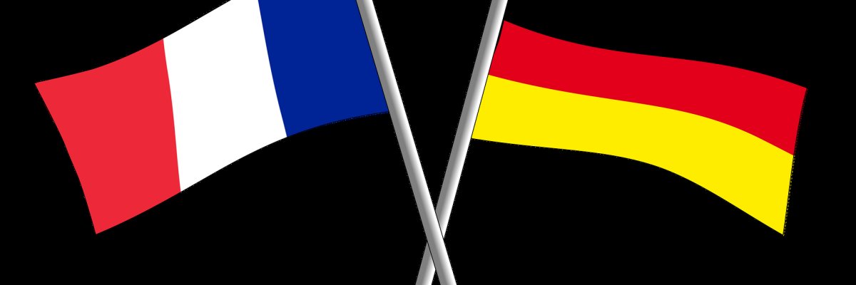 Auf schwarzem Untergrund ist die Deutschlandfahne in schwqarz, rot, gold und die Frankreich Fahne in rot, weiß, blau, jeweils an einer Stange, die sich unten überkreuzen.