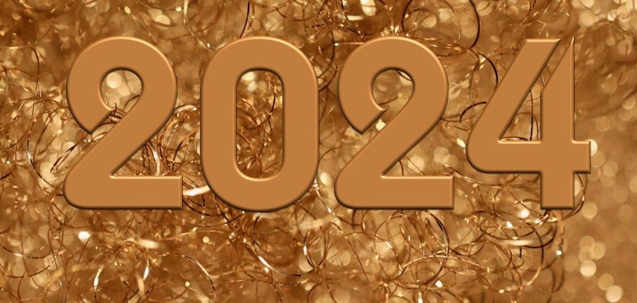 Goldene Zahl 2024 auf goldenen Luftschlangen.