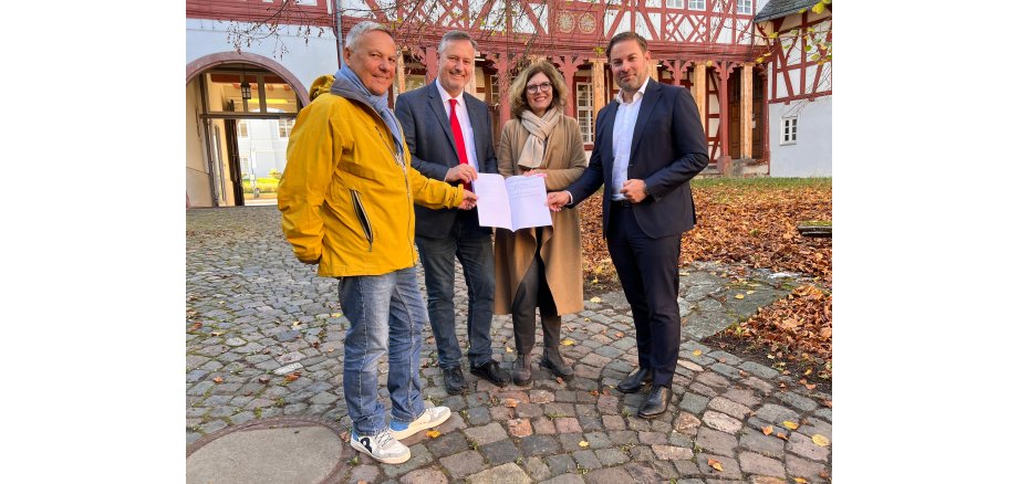 Landrat Sandro Zehner, Patricia Wendland (zuständige Geschäftsbereichsleiterin für das Transaktionsmanagement im LBIH), Bürgermeister und Kurdirektor Markus Oberndörfer, Ditmar Joest (Geschäfsführer kwb). 