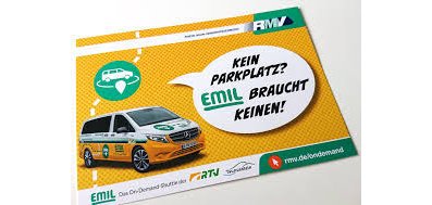 Gelber Flyer mit einer weißen Sprechblase, dem RMV Logo und einem kleinem Mercedes-Bus mit dunklen Scheiben, der unten gelb und ab den Scheiben weiß lackiert ist und Folien mit Werbung trägt.