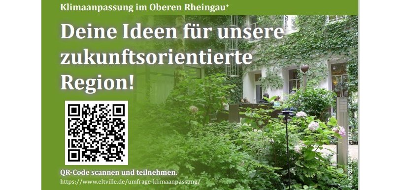 Ein mit Efeu begrüntes Haus und grüner Hof mit einem QR-Code für eine Umfrage.