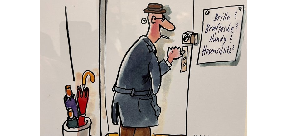 Eine Karikatur, auf dem ein Mann mit dunklem Mantel, braunem Hut und Zigarette im Mund an der Haustür steht. Links davon ein Schirmständer mit drei Regenschirmen und rechts von der Tür ein Schild mit den Fragen "Brille? Brieftasche? Handy? Hosenschlitz? 